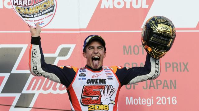 Márquez celebra en el podio su éxito.