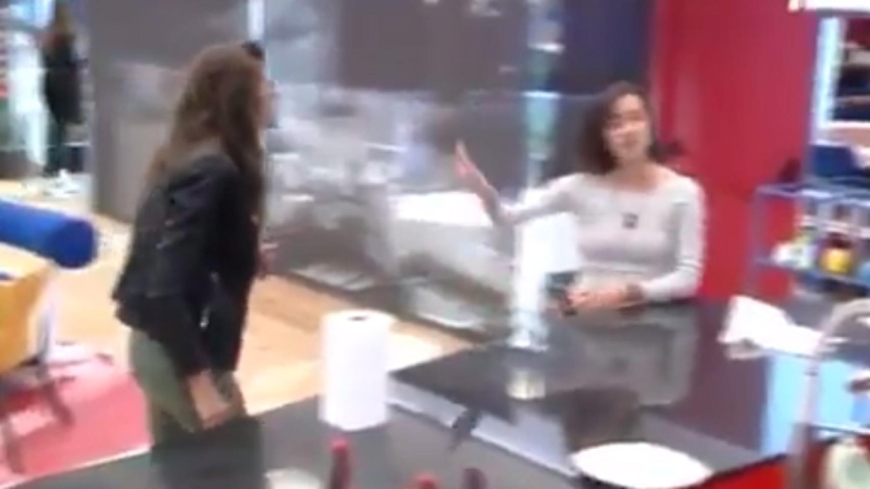 'GH 17': Bronca monumental entre Clara y Adara: ¡Te las comes de dos en dos!