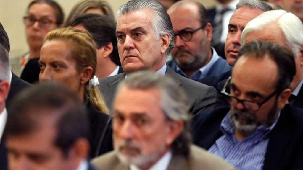 Luis Bárcenas, en el banquillo del juicio por el caso Gürtel. Delante, Correa