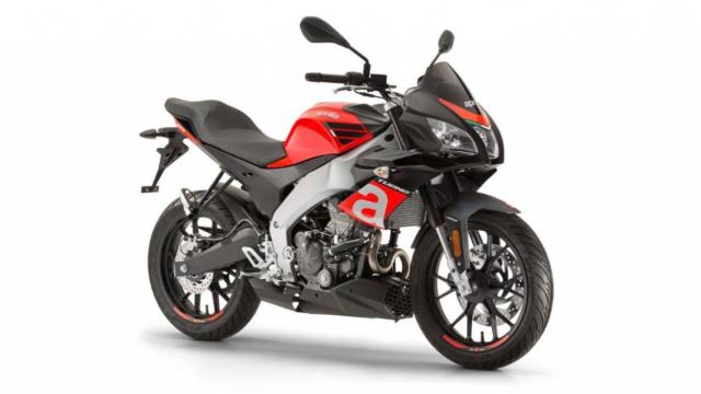 Para los que buscan un naked deportiva de 125, aqui tiene la Aprilia Tuono 125