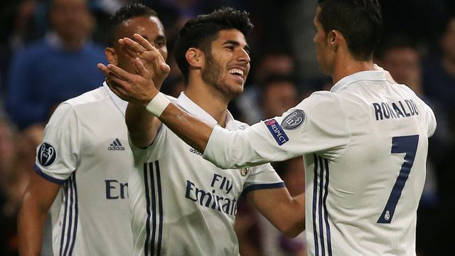 Marco Asensio celebra su gol con Cristiano.