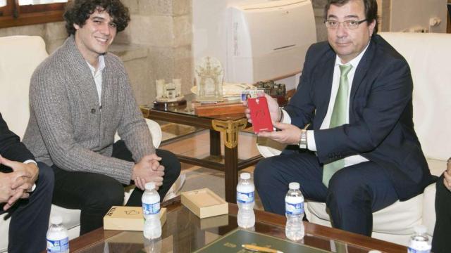 Unai Nieto, cofundador de Zetta, junto a Guillermo Fernández Vara, a la derecha, en una reunión mantenida en noviembre.