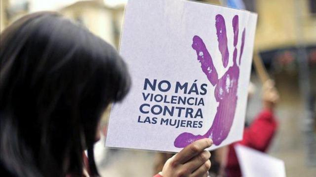 Una mujer porta una pancarta en contra de la violencia machista.