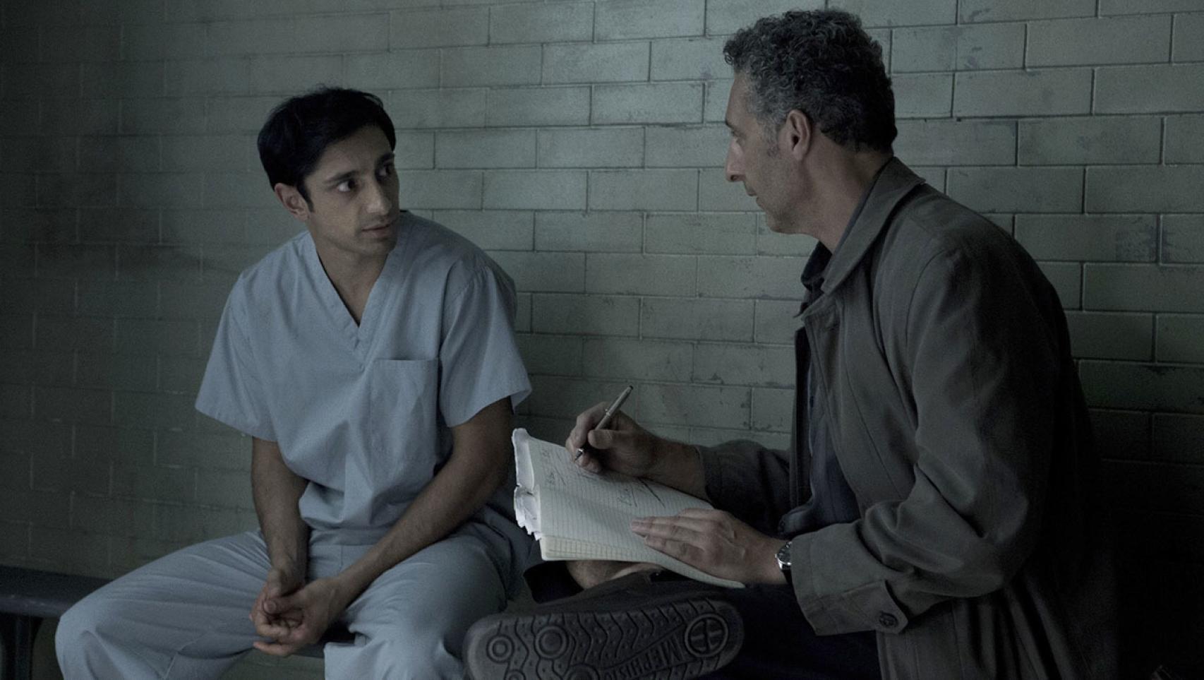 Una escena de The Night Of, con John Turturro (derecha) y Riz Ahmed.