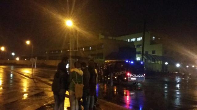 Concejales del Ayuntamiento de Madrid en las inmediaciones del CIE