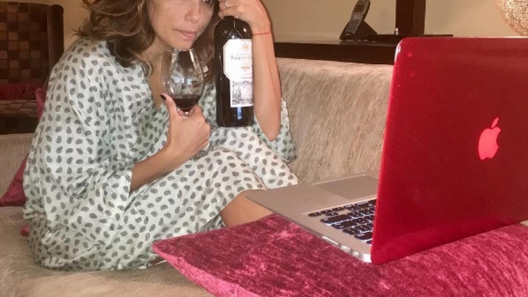 Eva Longoria estuvo así de atenta al último debate de anoche entre Hillary Clinton y Donald Trump. La actriz también tenía su propio debate, ¿copa o botella?, preguntaba a sus seguidores para ver cuál creían que sería la mejor opción para aguantar los discursos de uno y de otro. Al terminar, la intérprete colgó una foto apoyando a la candidata demócrata.