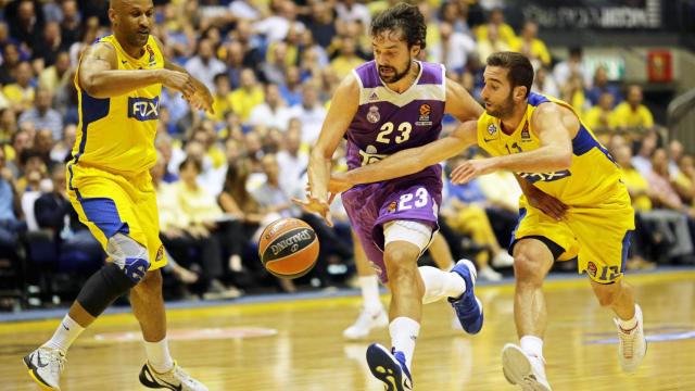 Sergio Llull intenta llevarse el balón en el Maccabi-Madrid.