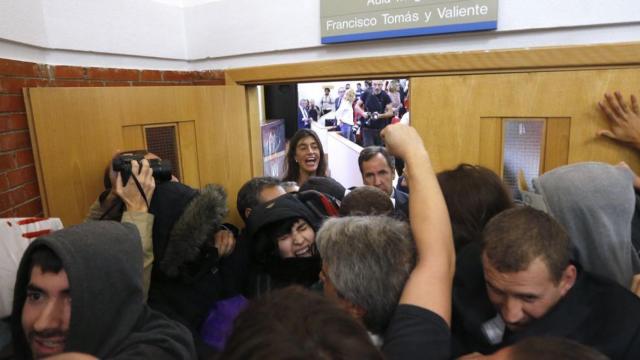 Un momento del boicot a Felipe González y Cebrián ayer en la Autónoma.