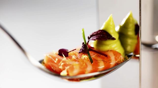 trucha-marinada-aguacate