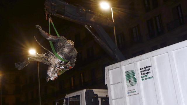 Técnicos del ayuntamiento de Barcelona retiran definitivamente la estatua ecuestre de Francisco Franco decapitado