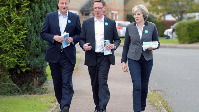 Robert Courts (c), durante la campaña por el escaño de Cameron acompañado por él y May.