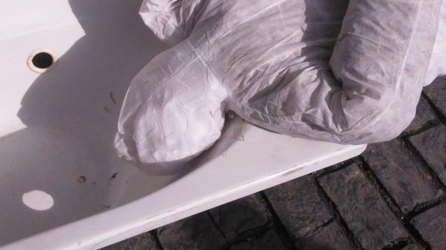 Durante el Día contra la Tortura en Leitza escenifican que unos guardias civiles ahogan a personas en bañeras con agua o pintadas de rojo como si se tratara de sangre.