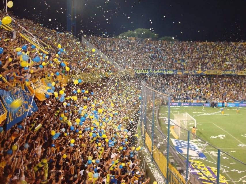 Grada de Rosario Central en un partido.