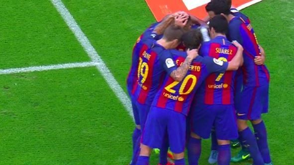 Momento del botellazo a los jugadores del Barça en Mestalla.