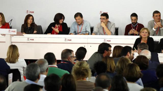 La gestora del PSOE, con su presidente Javier Fernández, durante la reunión del Comité.