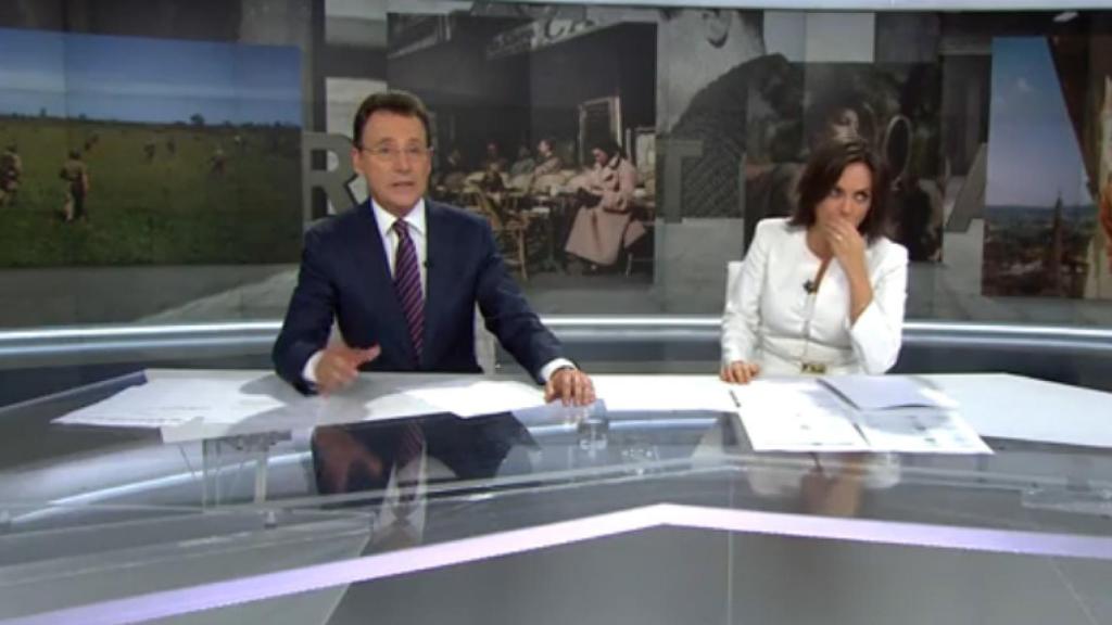 Mónica Carrillo se atraganta en directo y no puede seguir con el informativo