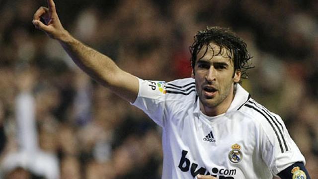 Raúl González Blanco celebra un gol con la camiseta del Real Madrid.