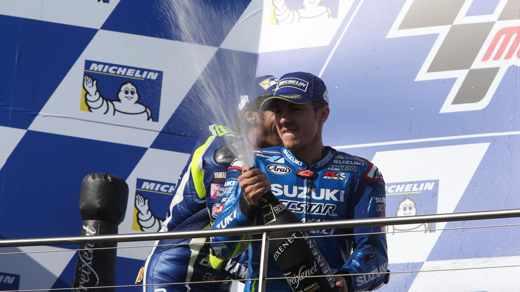Maverick Viñales celebra con cava su tercera posición en el circuito australiano de Phillip Island.
