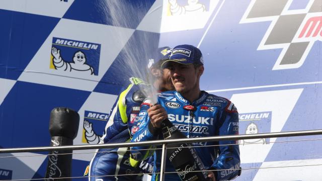 Maverick Viñales celebra con cava su tercera posición en el circuito australiano de Phillip Island.