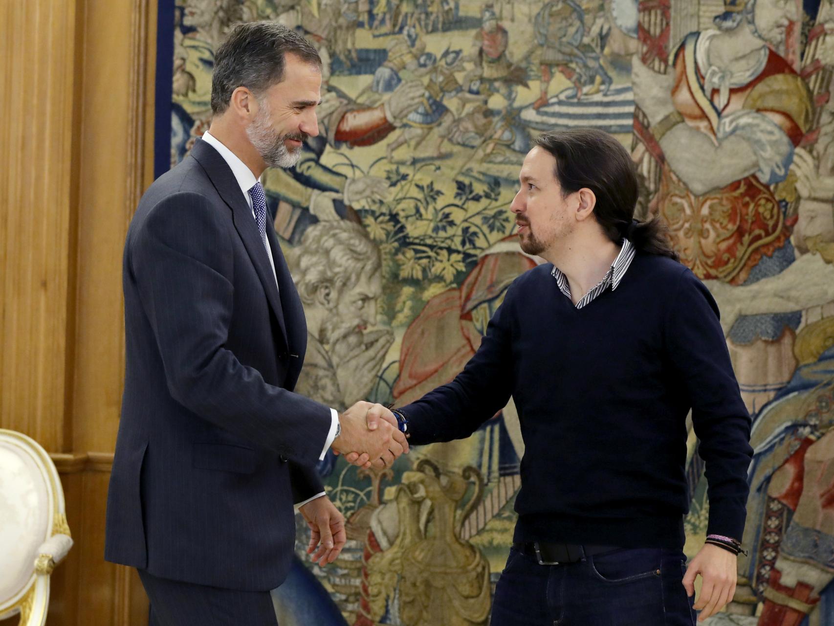 El rey Felipe VI y el líder de Podemos, Pablo Iglesias.
