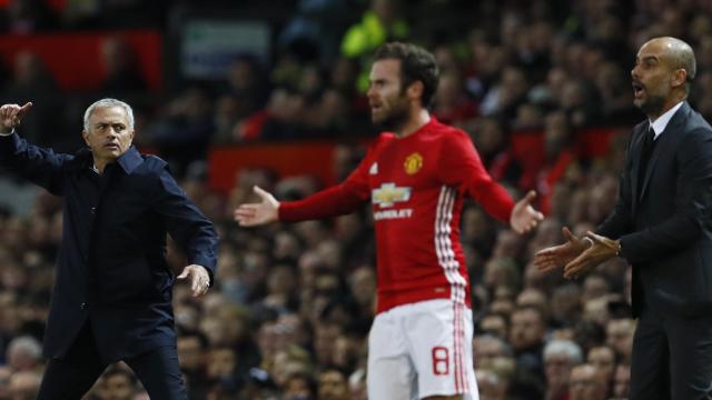 Mourinho y Guardiola dan instrucciones desde la banda.