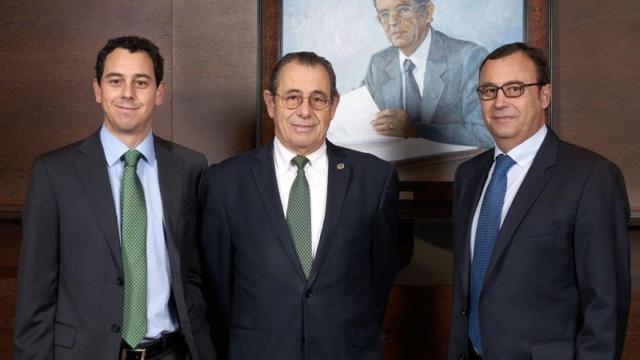Víctor Grifols Roura (c), presidente de la farmacéutica, y el resto de la directiva: Víctor Grifols Deu (i.) y Raimon Grifols Roura (d.).