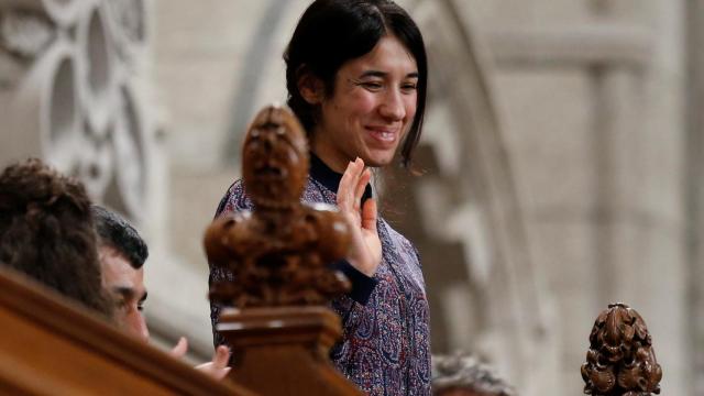 Nadia Murad Basee Taha saluda mientras es reconocida por el Portavoz de la Cámara de los Comunes en Ottawa.