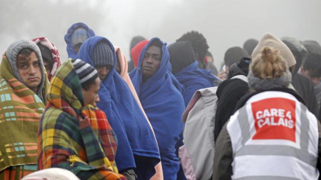 Personas que afirman ser menores hacen cola en Calais para registrarse como tales.
