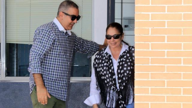 Isabel Pantoja con su hermano Agustín a la salida del centro