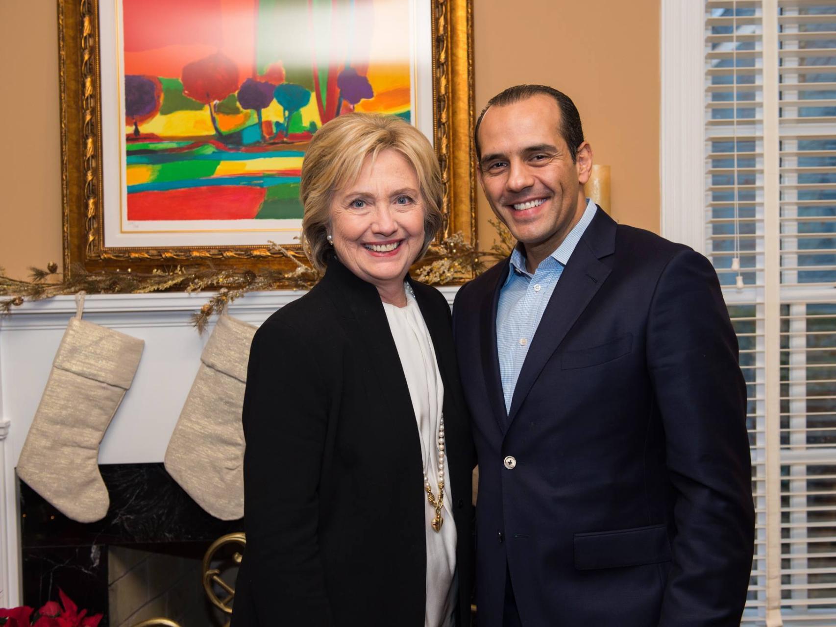 Verde forma parte del Comité de Finanzas de la campaña de Clinton.