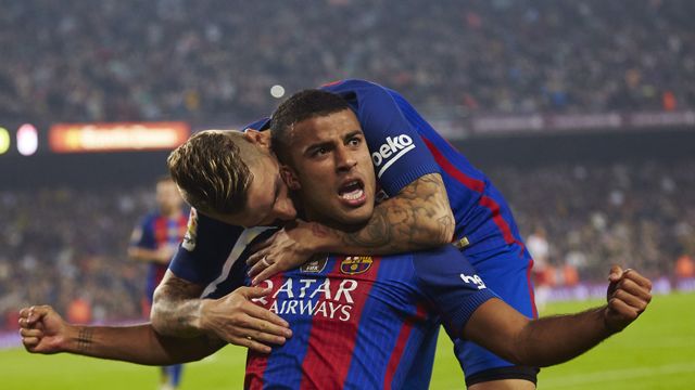 Neymar celebra con Rafinha el gol del segundo.