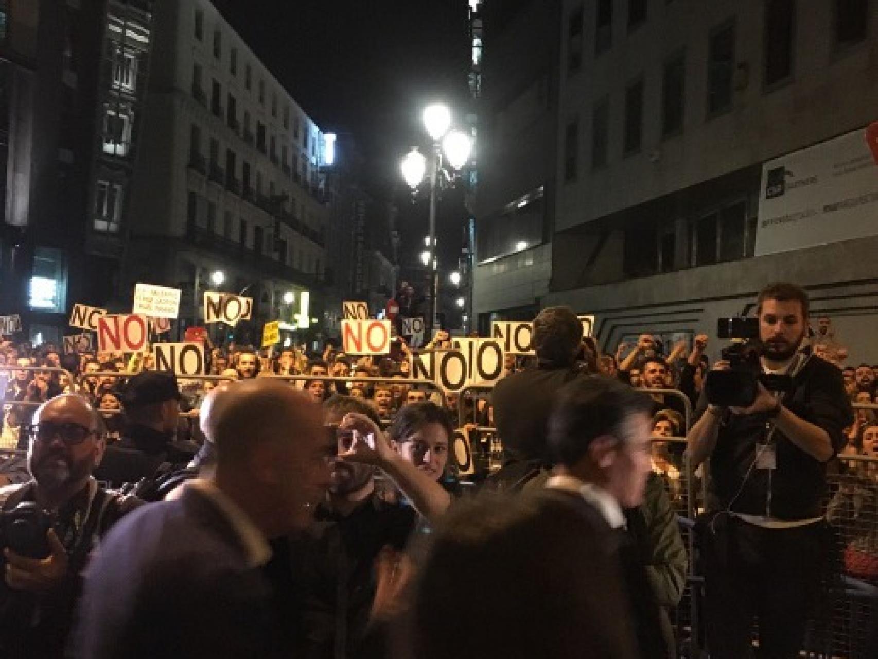 Los momentos del intento de agresión a la salida de los diputados de C´s en el Congreso.