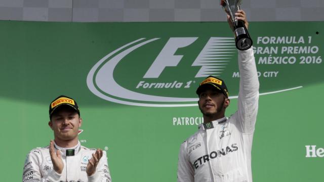 Hamilton celebra su victoria.