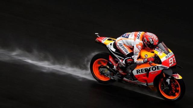Marc Márquez acelera durante la carrera.
