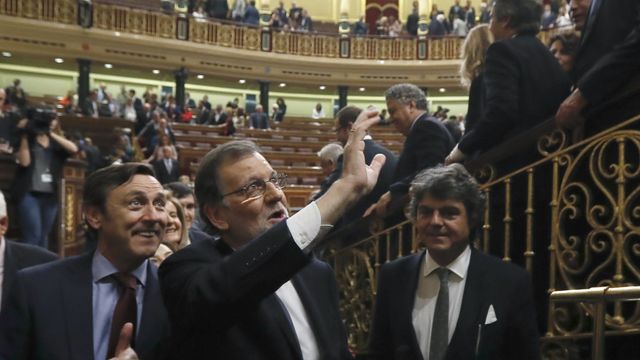 Mariano Rajoy junto con su portavoz, Rafael Hernando (i) y su jefe de gabinete, Jorge Moragas.