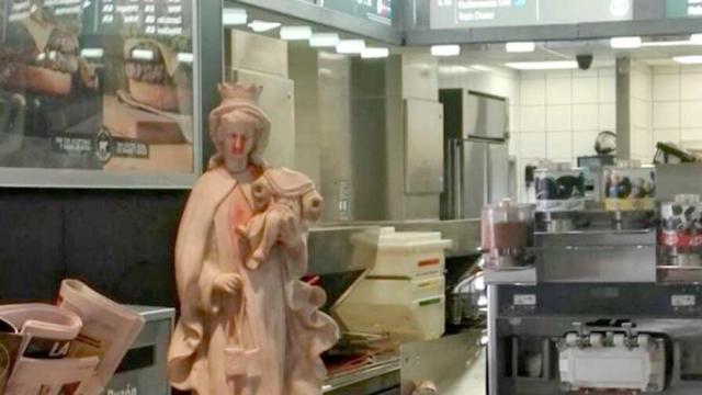 Un McDonald's pide disculpas por exhibir una Virgen manchada de sangre con un Niño Jesús decapitado