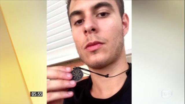 Patrick le muestra su colgante a su cómplice