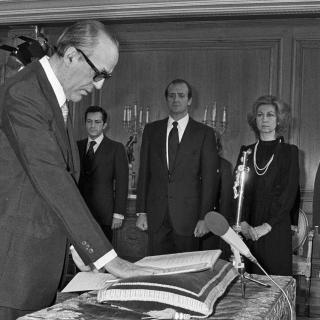 Leopoldo Calvo Sotelo jura ante los reyes el 26 de febrero de 1981.