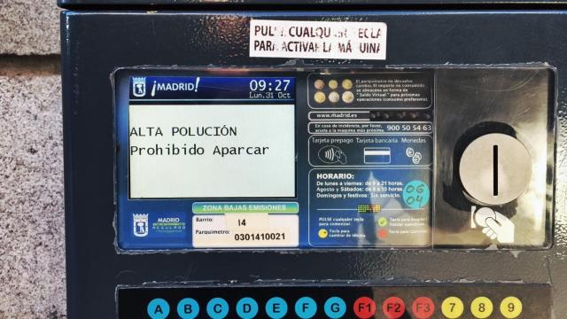 Imagen de un parquímetro, prohibiendo el aparcamiento por contaminación en Madrid.