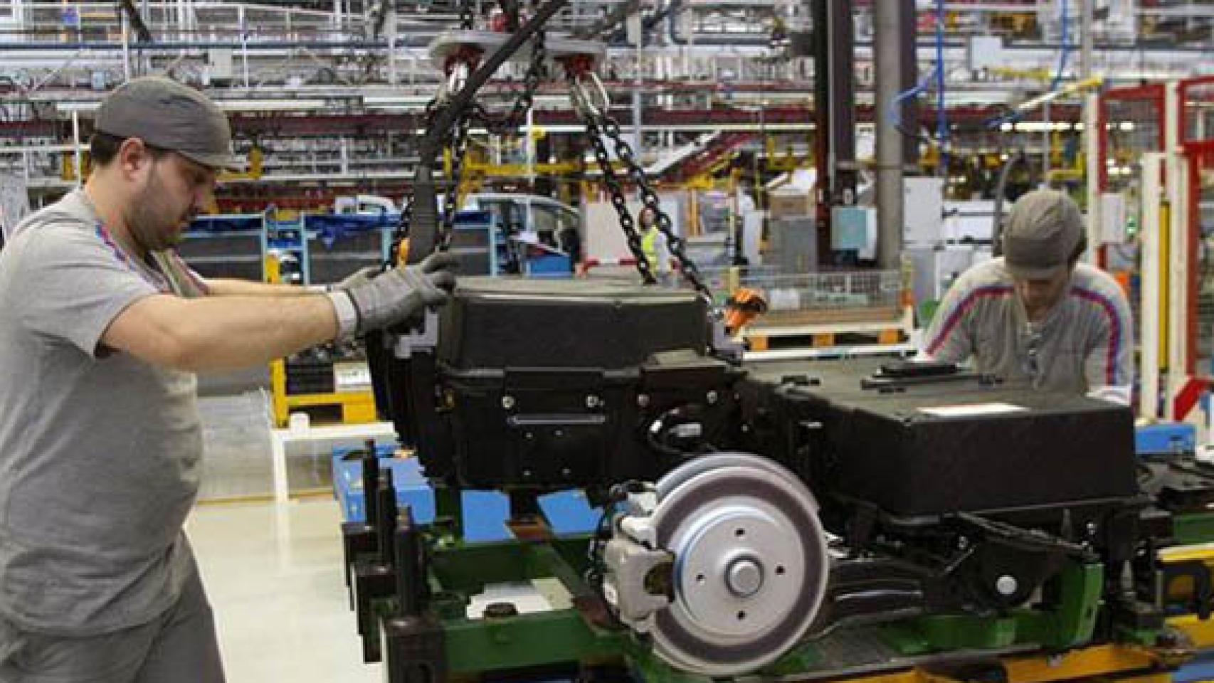 Trabajadores en una fábrica de automoción.