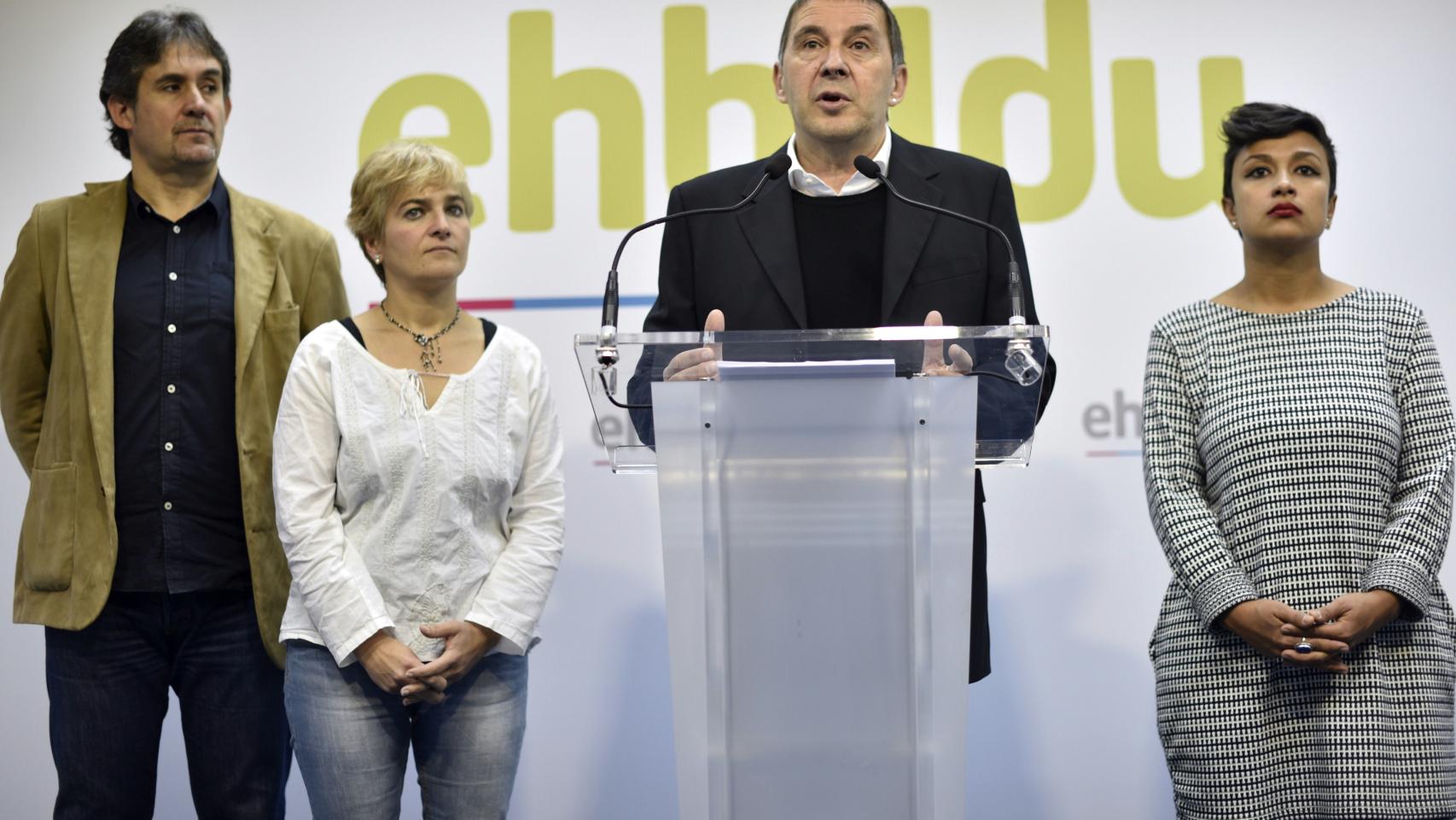 El líder de EHBildu, Arnaldo Otegi (c) ,acompañado por varios miembros de su partido.