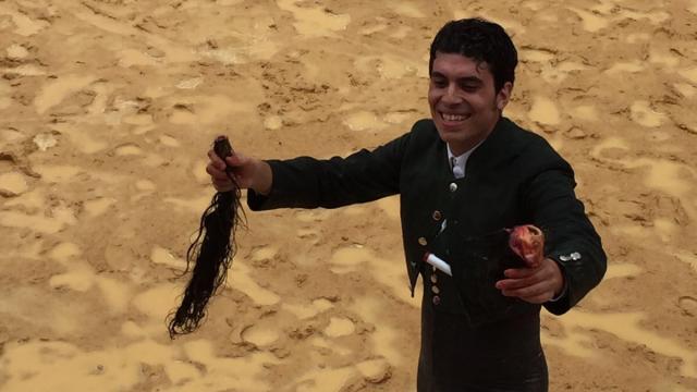 Juan Diego Madueño, con las dos orejas y el rabo, tras su corrida en La Carlota.