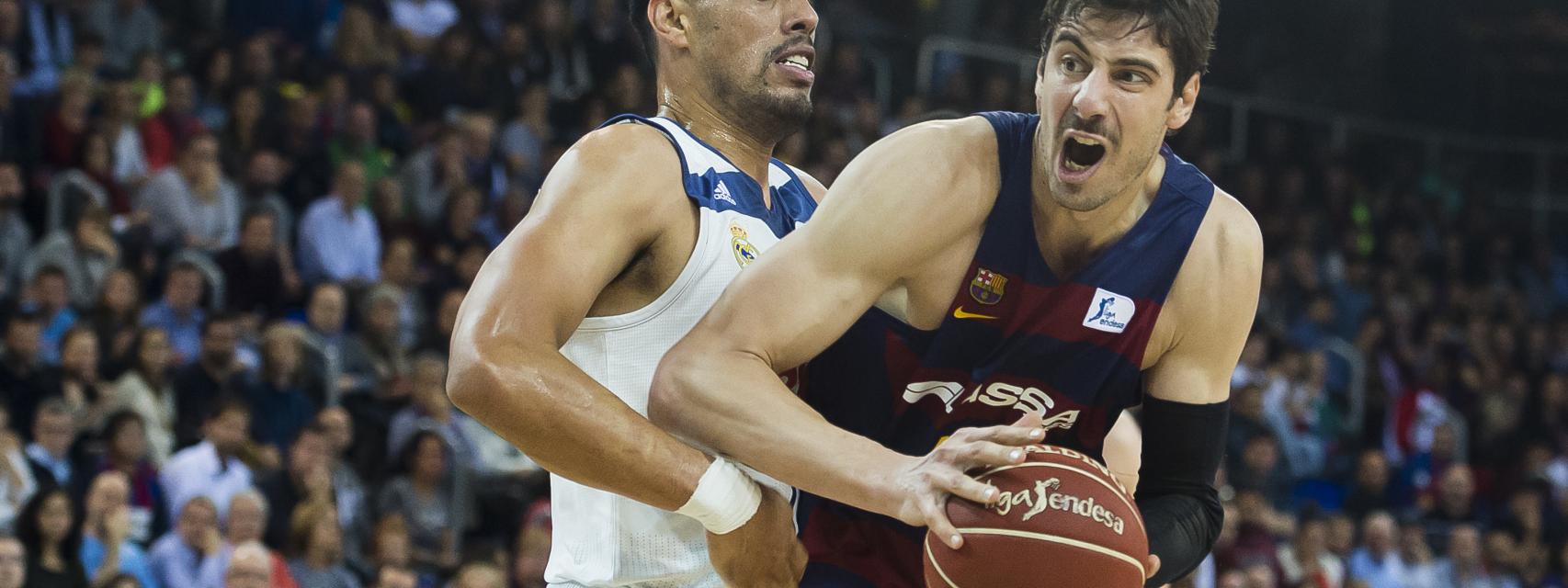 Ante Tomic intenta superar a Gustavo Ayón en el Barça-Madrid.