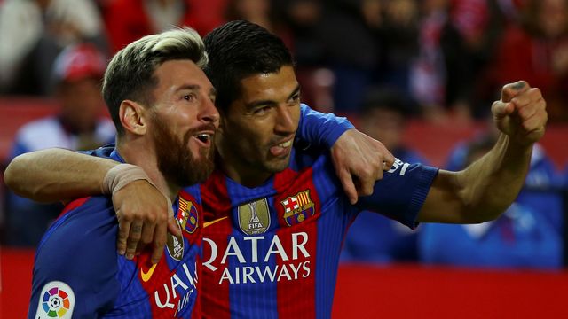 Messi se abraza con Suárez en uno de los goles del Barcelona.