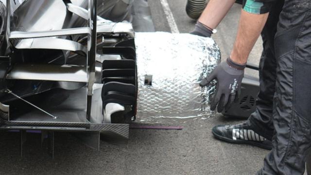 La llanta de un Mercedes sin su neumático.