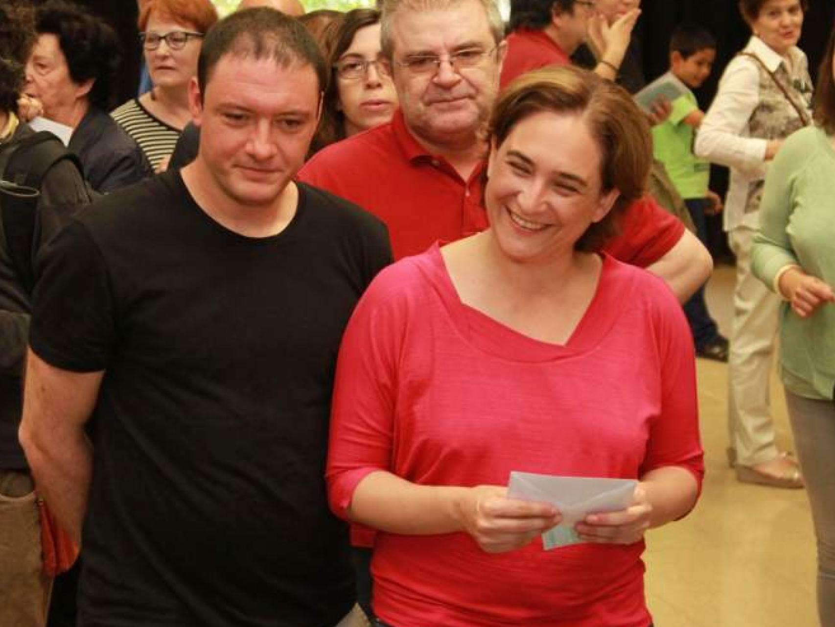 Adrià Alemany con su pareja, la alcaldesa Ada Colau