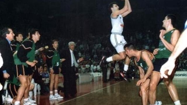 Djordjevic lanza el último tiro del partido ante el Joventut en la final de 1992.