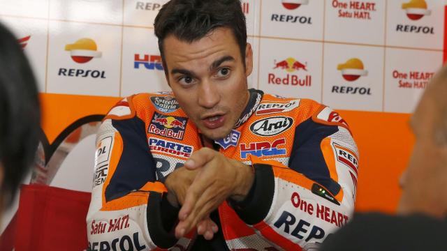 Dani Pedrosa da instrucciones a su equipo en el box del Repsol Honda, en MotorLand.