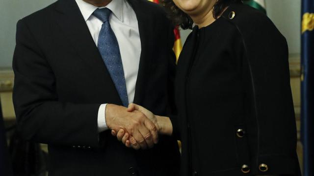 Montoro y Sáenz de Santamaría, durante el traspaso de carteras.