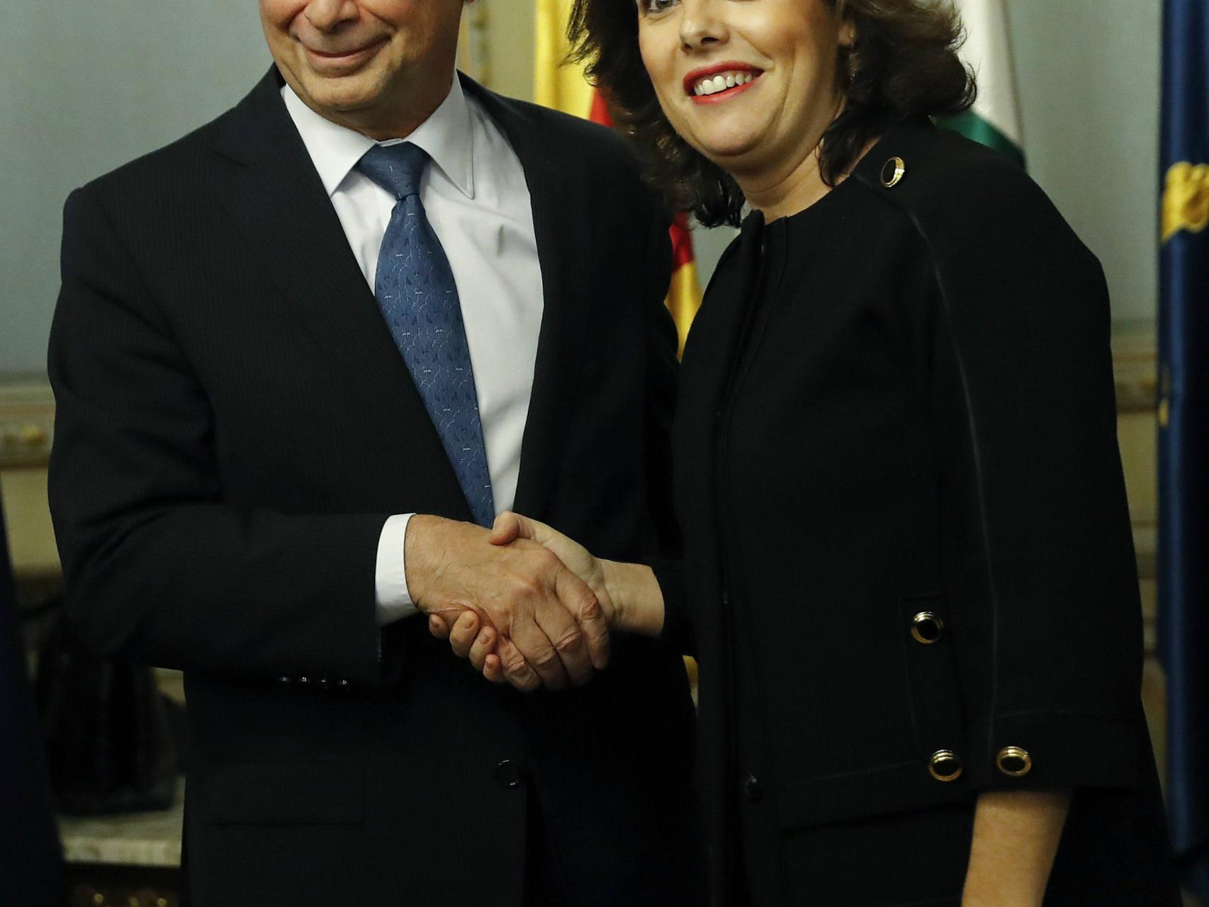 Montoro y Sáenz de Santamaría, durante el traspaso de carteras.